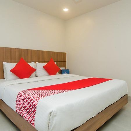 Oyo 13857 Hotel Imperial Umele Екстер'єр фото