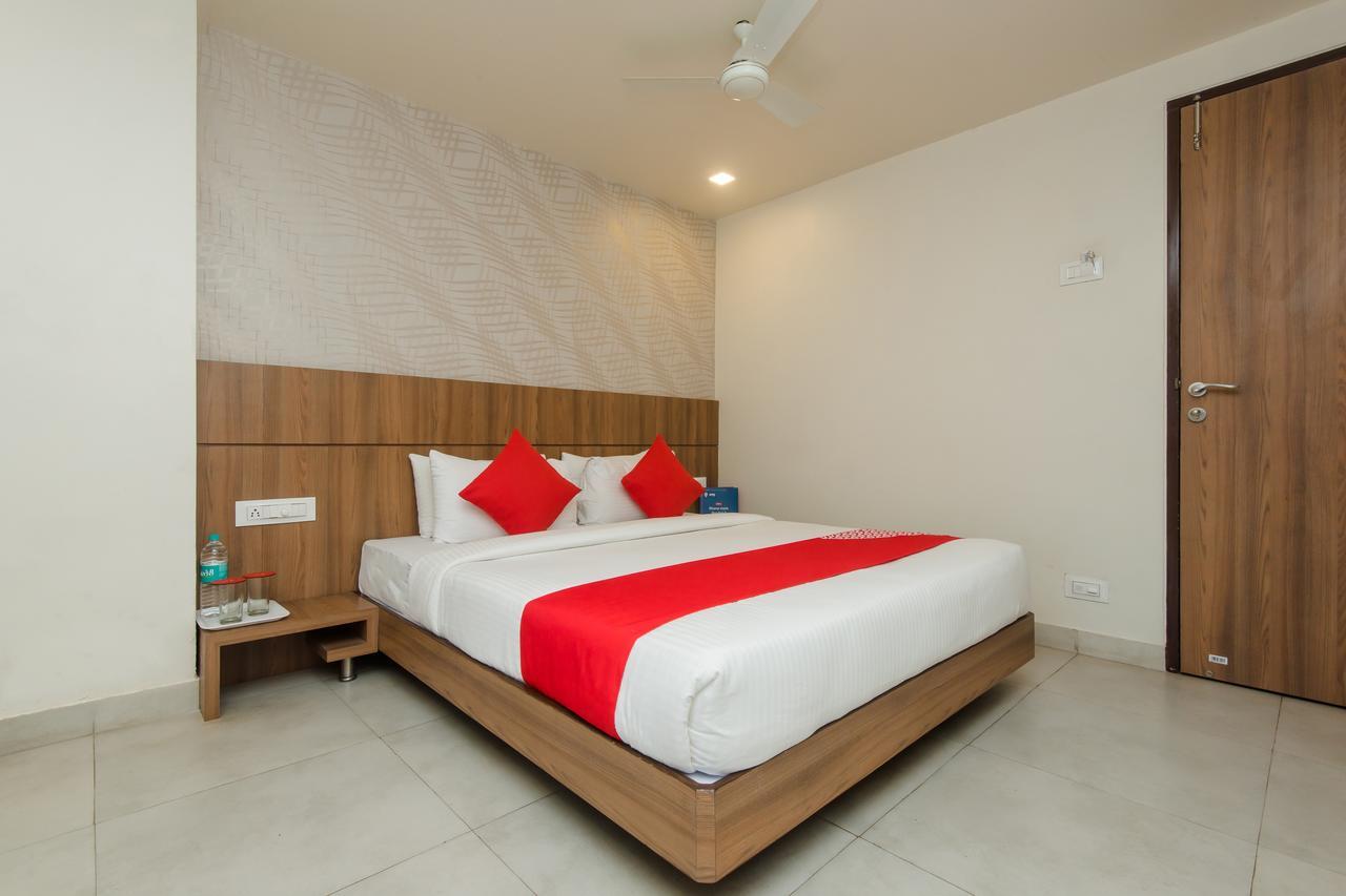 Oyo 13857 Hotel Imperial Umele Екстер'єр фото