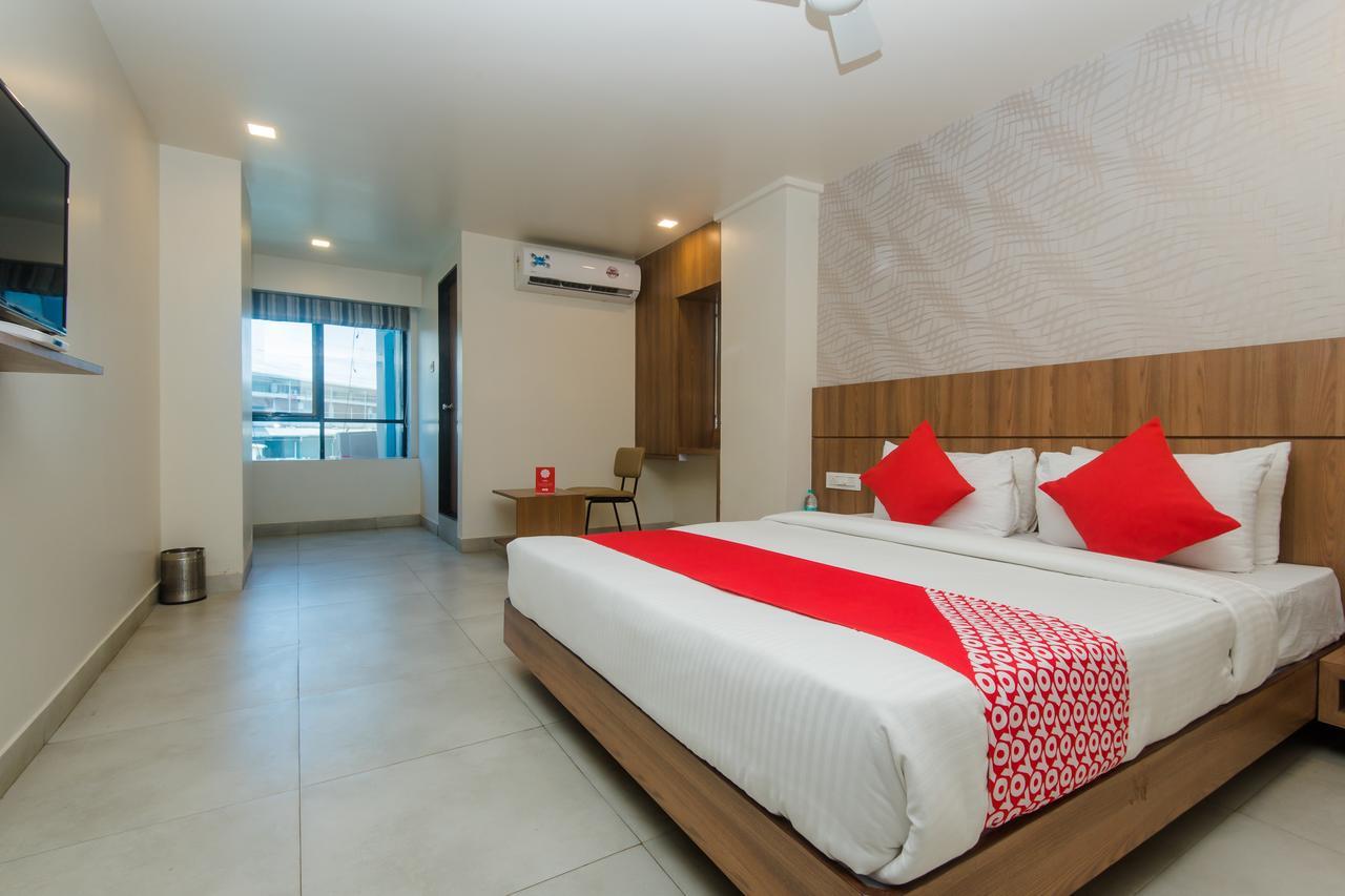Oyo 13857 Hotel Imperial Umele Екстер'єр фото